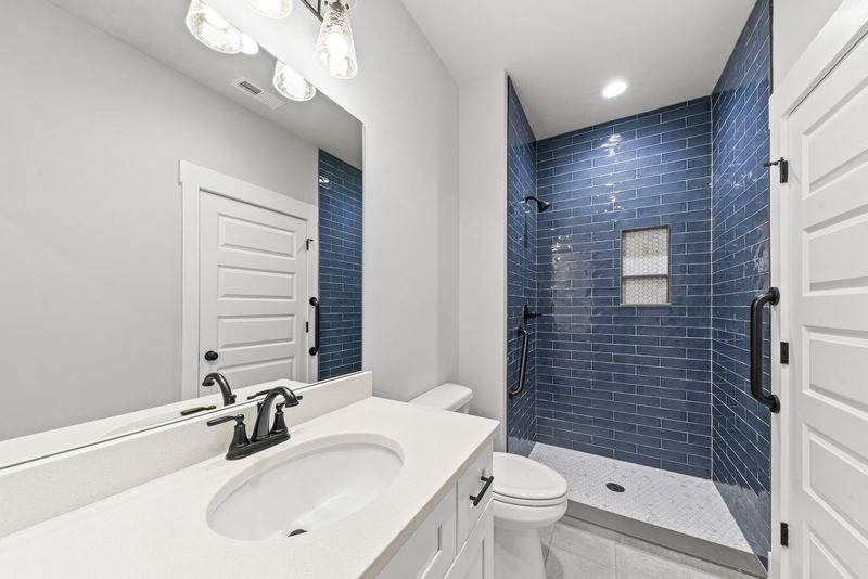 Guest suite bath with tiled shower