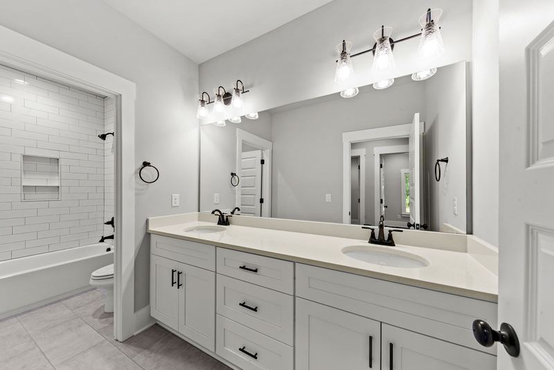 Shared bath with dual vanities